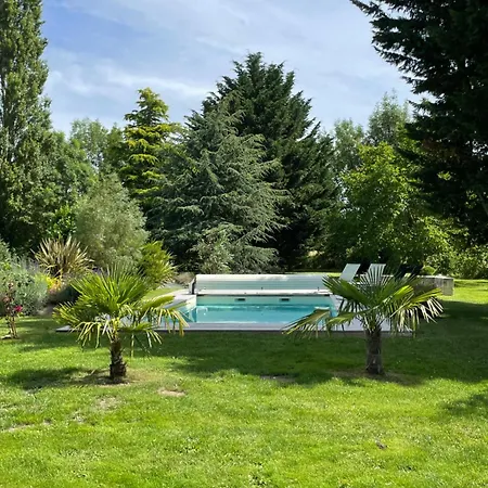D Hotes Avec Piscine Et La Foliere Saumur Bed and breakfast Villebernier